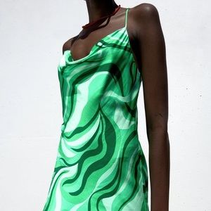 ZARA GREEN DRESS. Beautiful silk dress has never been worn and is stunning.